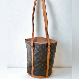 E Louis Vuitton
Monogram Bucket GM
c. 1990s to Early 2000s